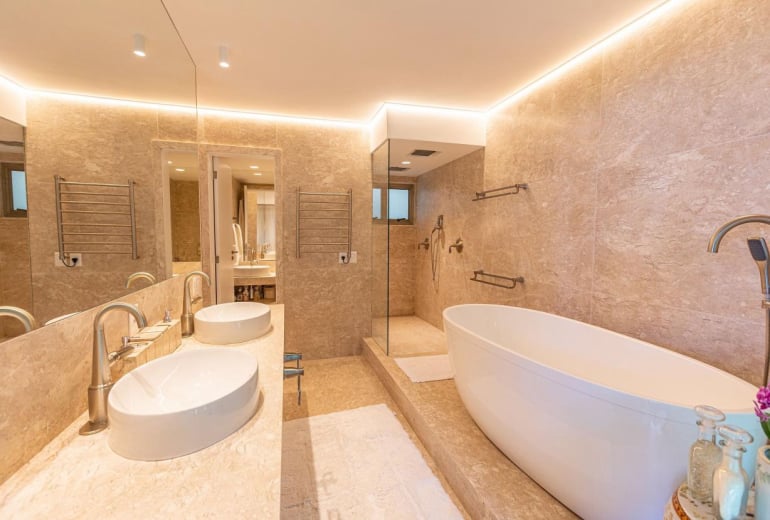 Cobertura triplex exclusiva com vista no Leblon