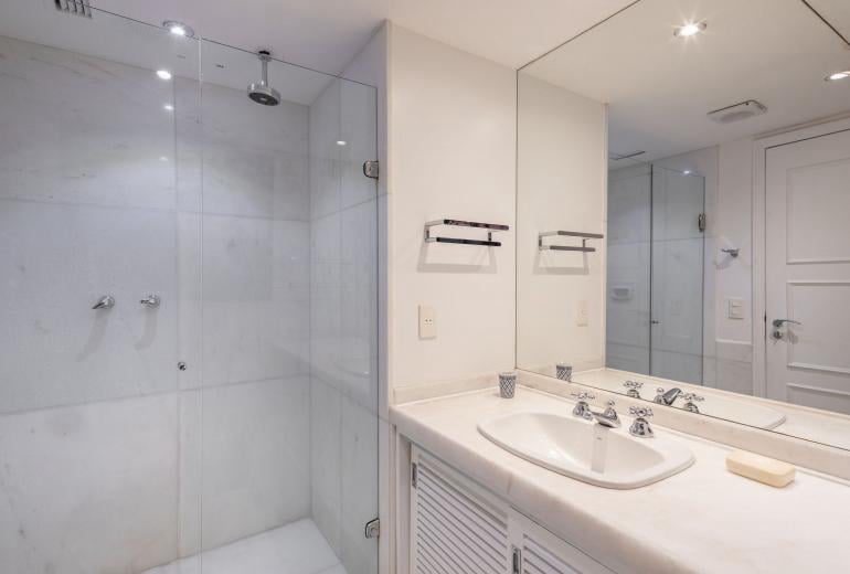 Charmoso apartamento frente mar em Ipanema